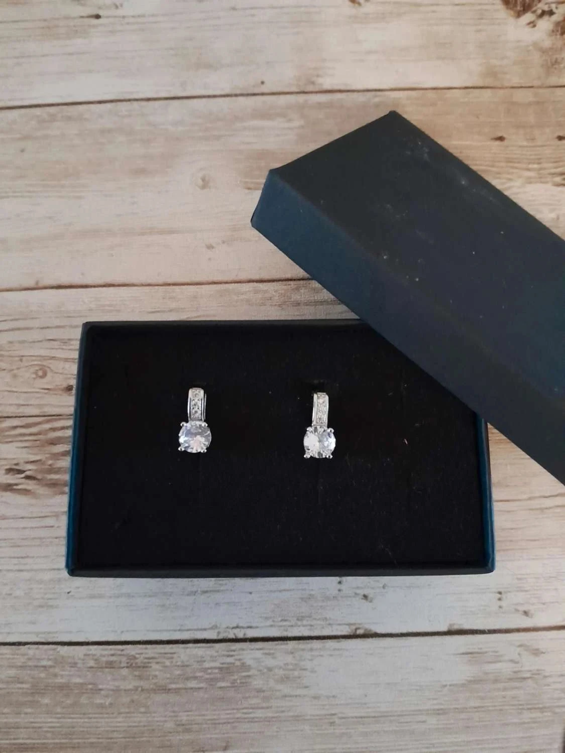 Boucles d'oreilles, puces, avec strass, couleur argentées